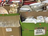 de nombreux cartons d'objets hétéroclites sur le sol