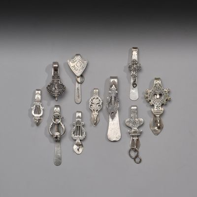 de nombreuses breloques en argent posées sur une table