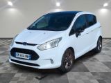 La Ford B-Max blanche est garée sur un sol à damier