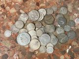 un tas de pièces par terre, sur le sol