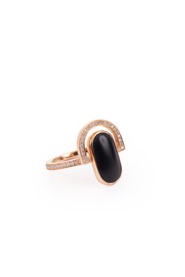 une bague en or sertie d'une pierre noire et de diamants
