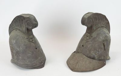 Il s'agit de deux statues représentant un oiseau sur fond blanc.