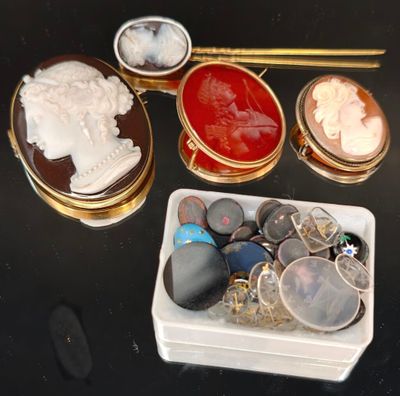 une boîte sur laquelle figurent de nombreux objets différents