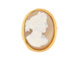 Une broche plaquée or représente le profil d'une femme.