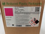 une boîte en plastique rose posée sur une table blanche