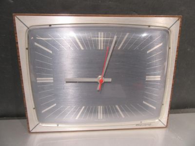une horloge posée sur une table dans une pièce