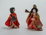 figurines représentant une femme et un homme vêtus de costumes traditionnels japonais