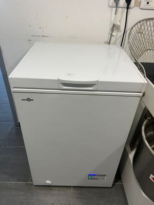une photo d'un petit réfrigérateur blanc dans une cuisine