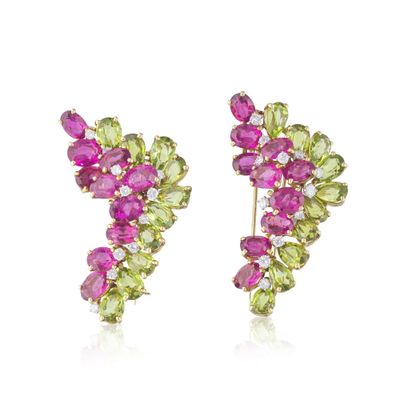 une paire de boucles d'oreilles en tourmaline rose et verte