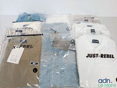 un grand nombre de t-shirts posés sur une table