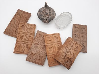 plusieurs morceaux de chocolat posés sur une table, à côté d'un bol