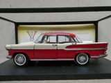 une maquette de voiture rouge et blanche dans une vitrine