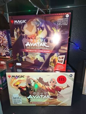 deux boîtes de jeux exposées sur une table