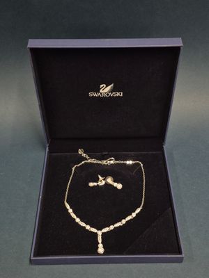 un ensemble composé d'un collier et d'un bracelet en or, présenté dans un coffret noir