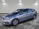 une voiture argentée garée dans un garage au sol en damier