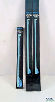deux skis posés l'un à côté de l'autre sur une surface blanche