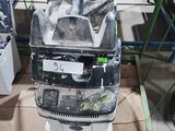 une machine posée sur un chariot dans une pièce