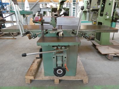 a machine that is sitting on a pallet in a warehouse