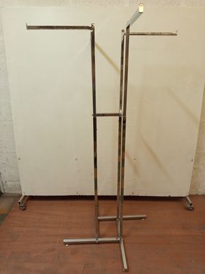 un poteau métallique surmonté d'une lampe