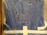 une chemise bleue dans une boîte emballée dans du plastique