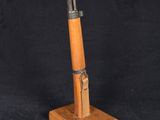 un petit objet en bois surmonté d'un couteau