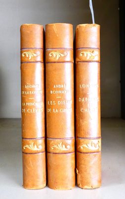 trois livres qui se trouvent côte à côte sur une étagère