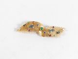 une image représentant une broche plaquée or ornée de pierres multicolores