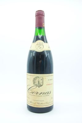 une bouteille de vin posée sur une table