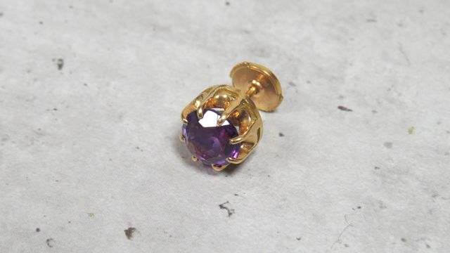 Bouton d’oreille en or 18 carats 750 millièmes à décor d’un améth...