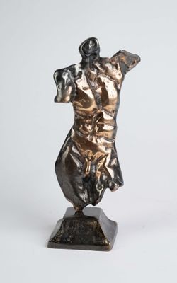 statue en bronze représentant une femme sur un socle, sur fond blanc