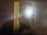 un livre posé sur une table en bois