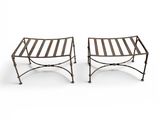 une paire de bancs en fer sur fond blanc