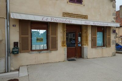 un bâtiment sur lequel est accrochée une enseigne indiquant « Le Pecacions »