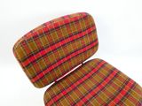 une chaise sur laquelle est posé un coussin d'assise à carreaux