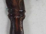 une canne ornée d'une tête de cheval, avec une paire de ciseaux à côté