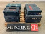 trois cartons posés sur une palette dans un entrepôt