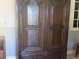 une grande armoire en bois dans le coin d'une pièce