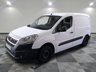 la camionnette blanche est garée sur le sol en damier d'une pièce