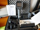 une mallette noire contenant un appareil photo et d'autres objets