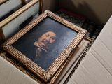 la photo d'un homme dans un cadre, elle-même placée dans une boîte