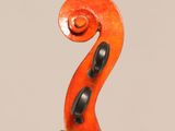a close up of a violin with the back end of the violin