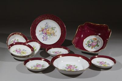 un ensemble d'assiettes et de bols posés sur une table