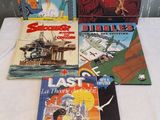 Plusieurs livres sont alignés sur une table devant un mur.