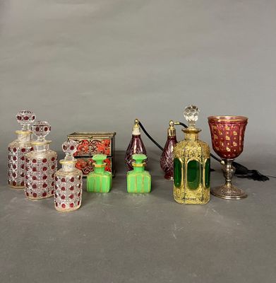 beaucoup d'objets en verre de différentes couleurs sur la table