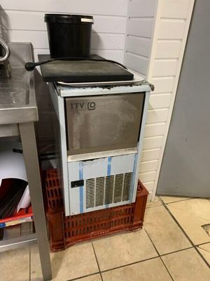 une image d'une cuisine avec une cuisinière et un four à micro-ondes