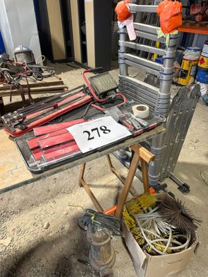 une table avec des outils dans une pièce