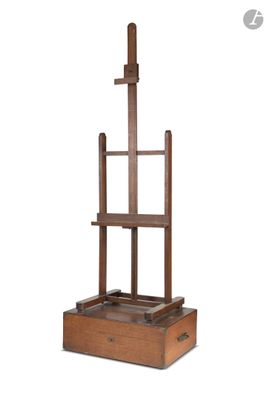 une image représentant un chevalet en bois avec un socle et un plateau en bois