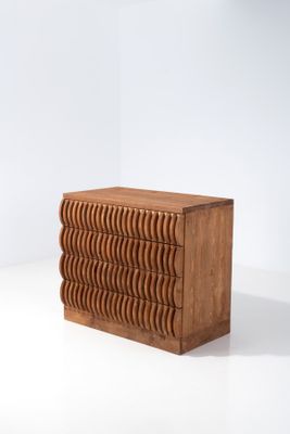 une photo d'une commode en bois posée sur une surface blanche