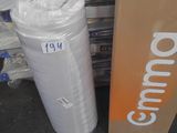 une pile de cartons et un gobelet en plastique par terre