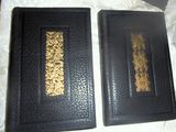 deux livres posés sur une table